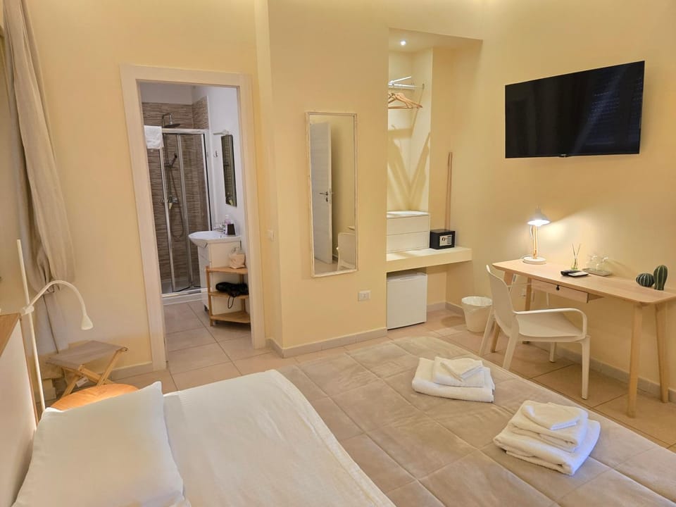Bed, TV and multimedia, Photo of the whole room