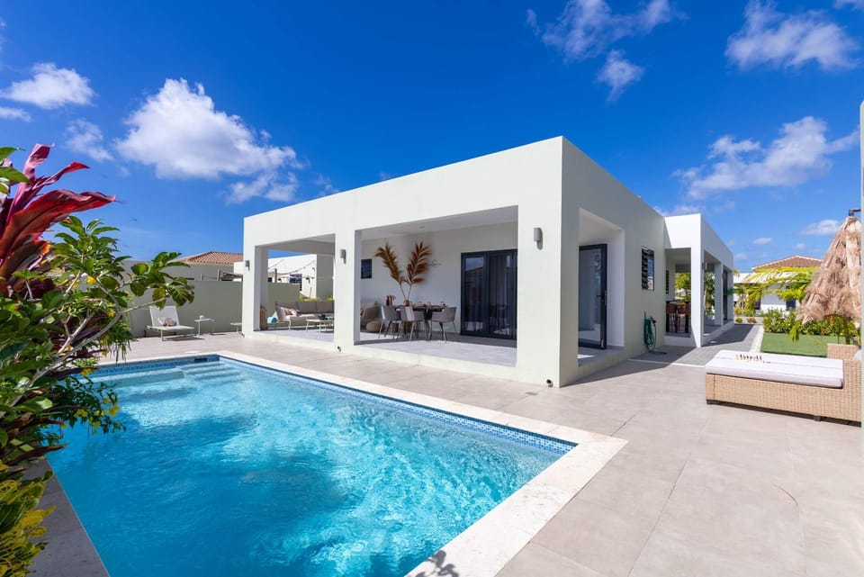 Villa Kura Cura - 5 Minutes From Mambo Beach Villa in Willemstad