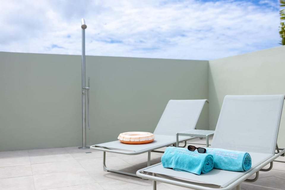 Day, Swimming pool, sunbed, towels