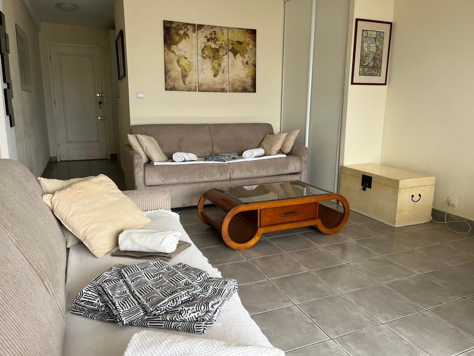 Seating area, Bedroom, towels