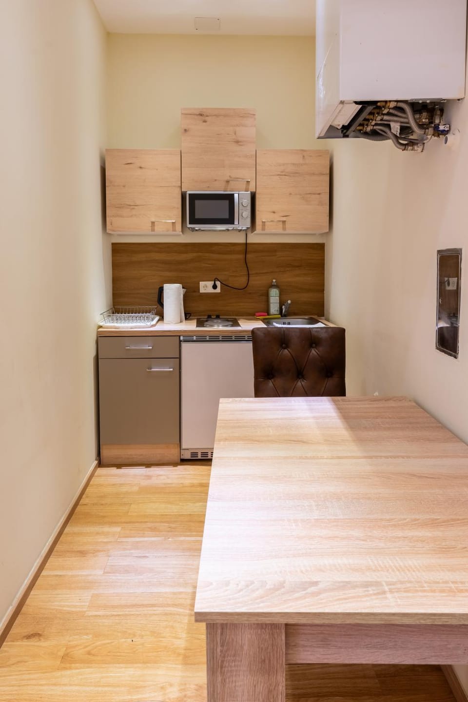 Kitchen or kitchenette, Dining area, stove