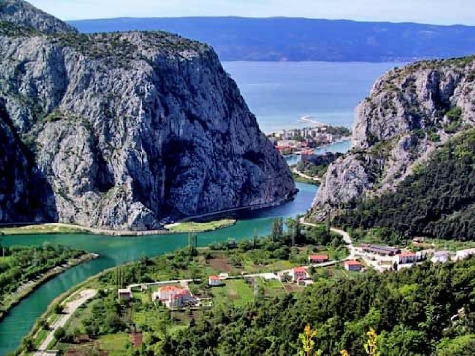 River view, Location