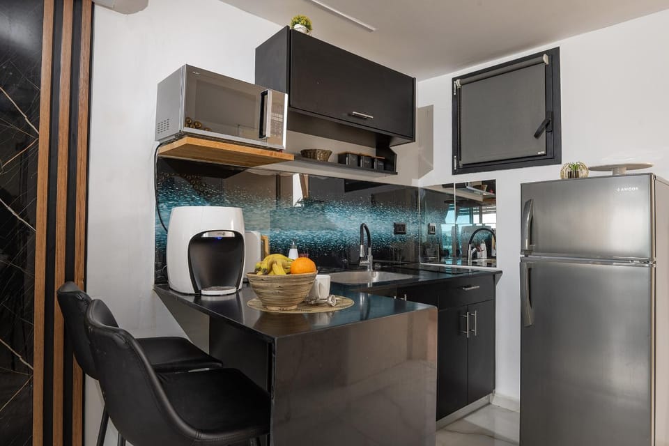 Kitchen or kitchenette, minibar, stove