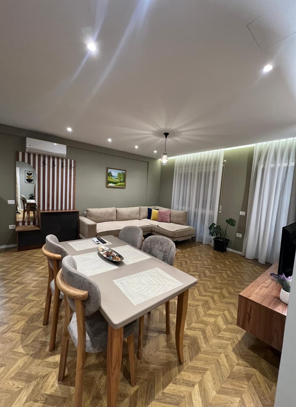 TV and multimedia, Living room, Seating area, Dining area