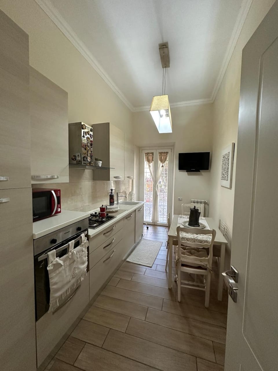 Kitchen or kitchenette, Dining area, minibar, oven, stove