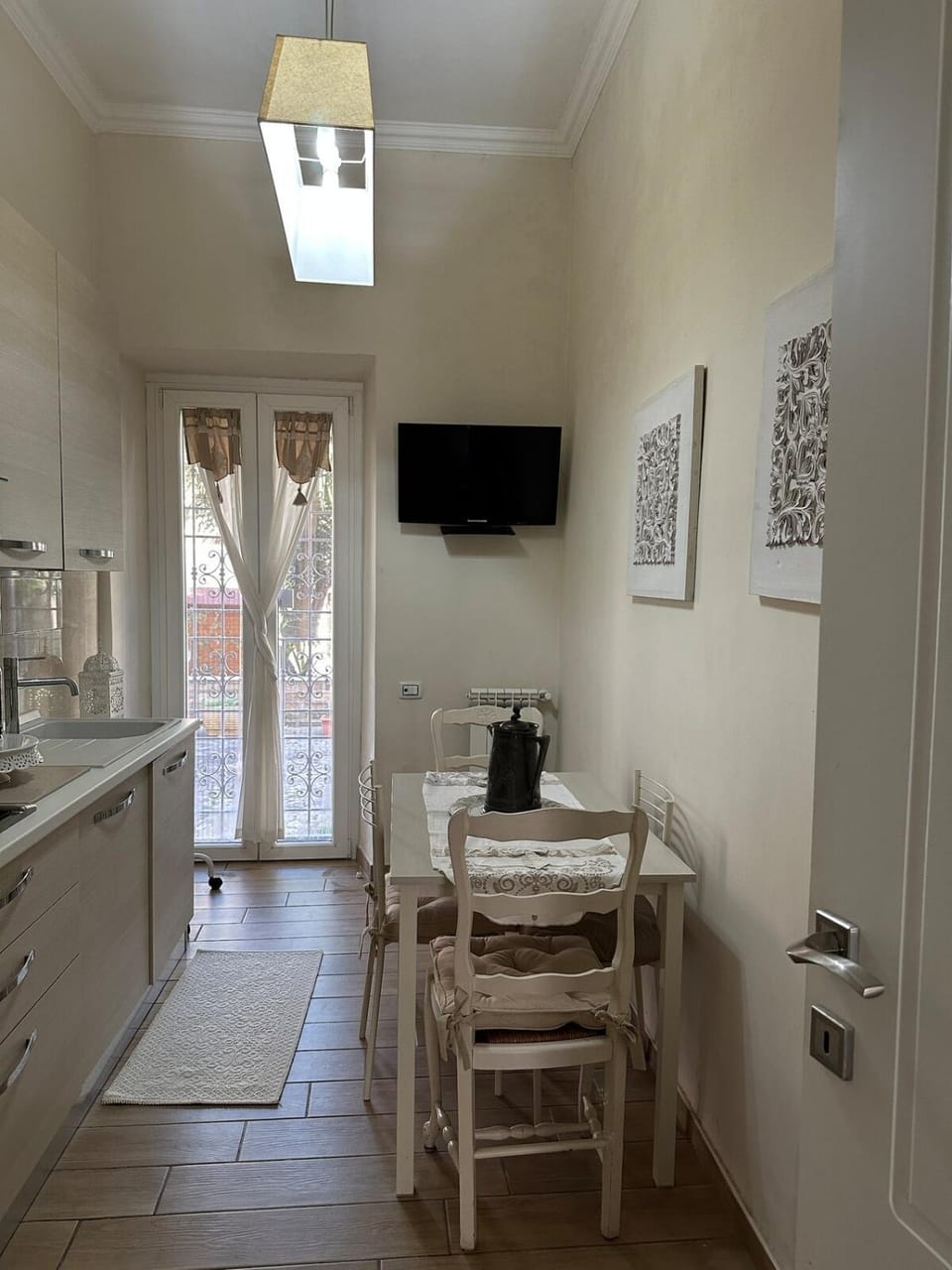 Kitchen or kitchenette, minibar, stove