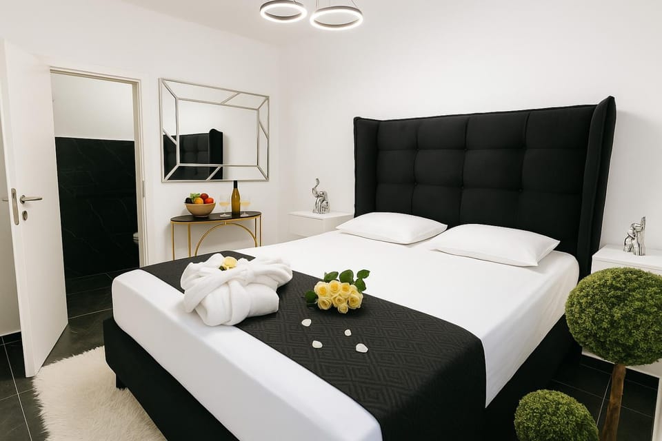 Bed, Bedroom, towels