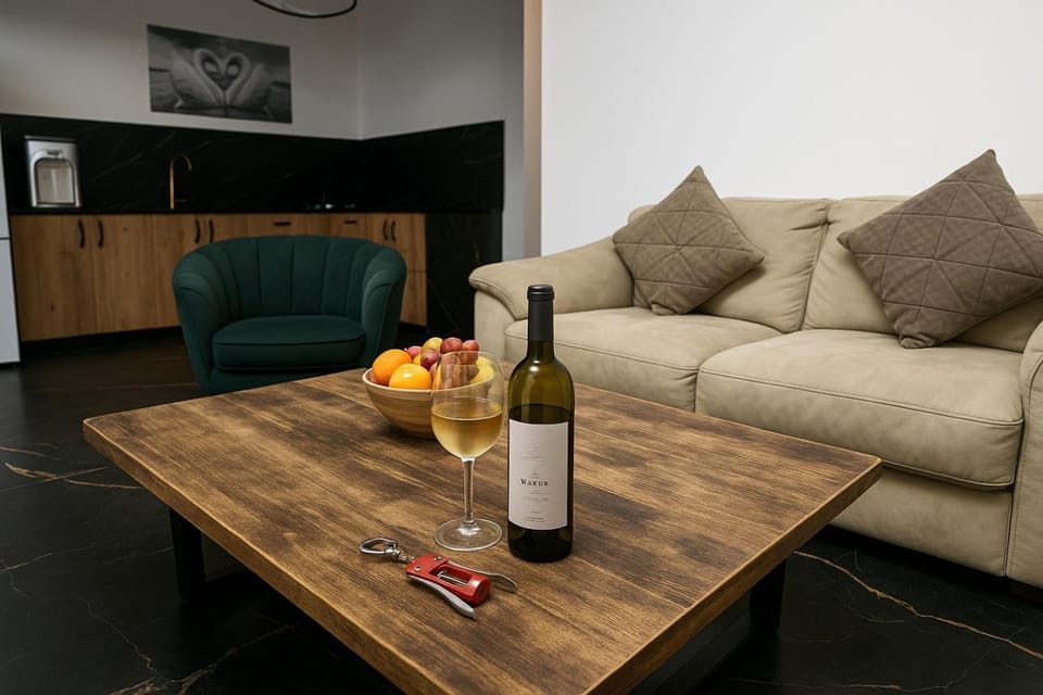 Living room, Food and drinks, Seating area, Drinks