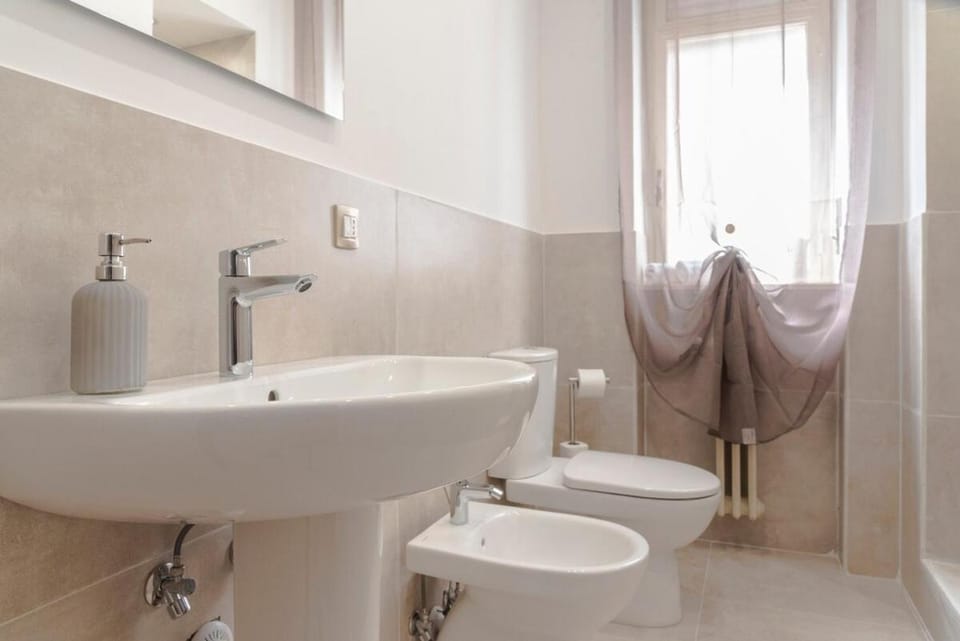 Prestigious 4 bedrooms with Netflix and Metro nearby Apartment in Catania