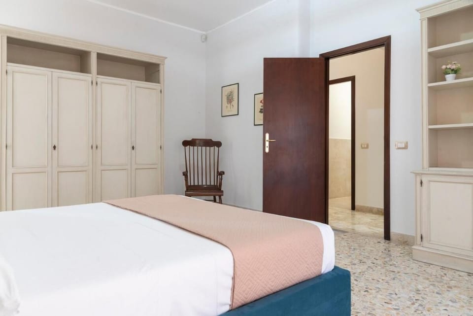 Prestigious 4 bedrooms with Netflix and Metro nearby Apartment in Catania