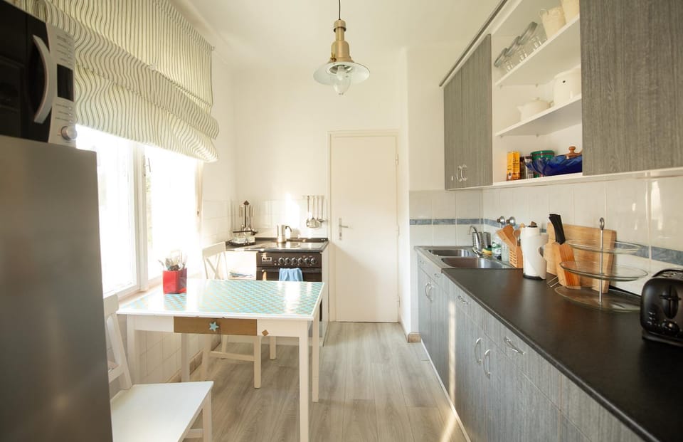 Coffee/tea facilities, Kitchen or kitchenette, Dining area, oven, stove, toaster
