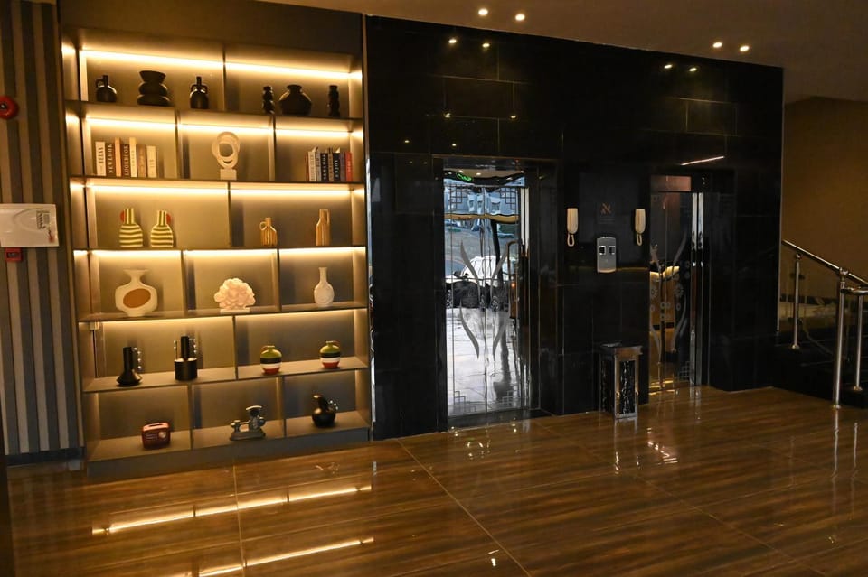 Lobby or reception, elevator
