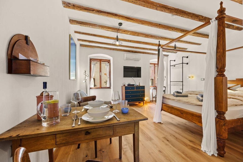 Bed, TV and multimedia, Coffee/tea facilities, Kitchen or kitchenette, Photo of the whole room, Seating area, Dining area