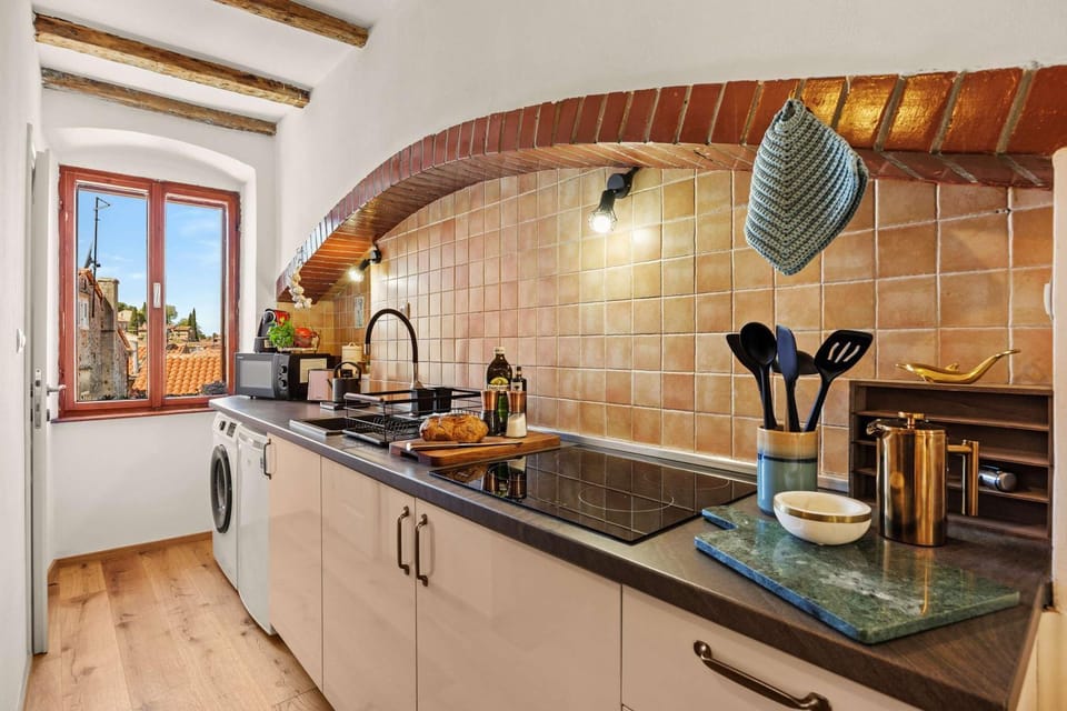 Coffee/tea facilities, Kitchen or kitchenette, stove, toaster