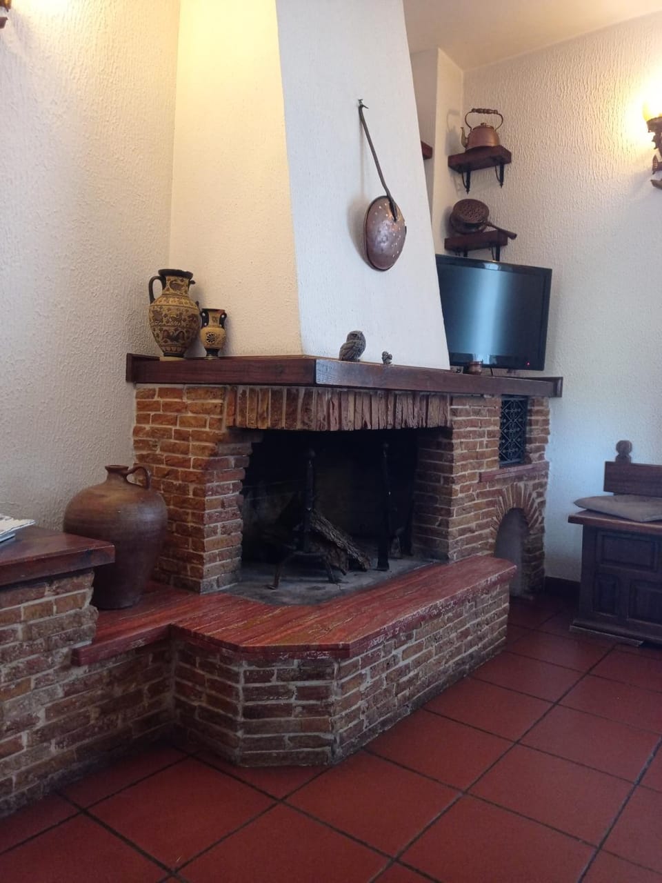 Communal lounge/ TV room, TV and multimedia, fireplace