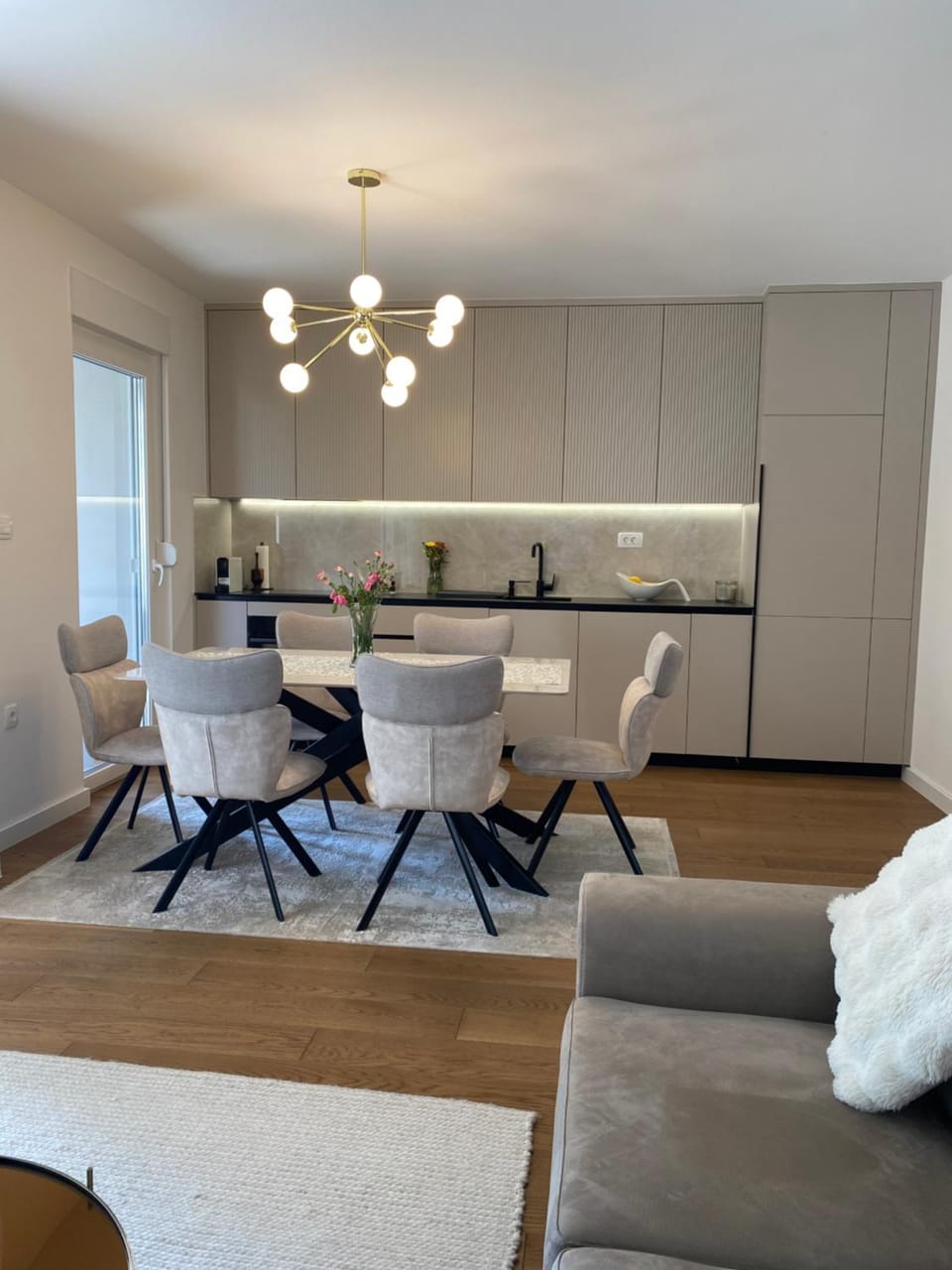 Kitchen or kitchenette, Dining area