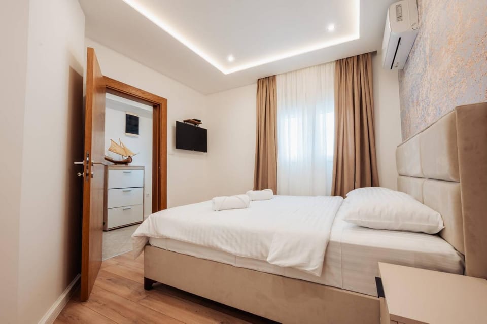 Bed, TV and multimedia, Bedroom