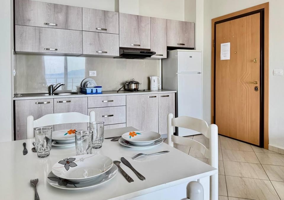 Kitchen or kitchenette, Dining area, stove