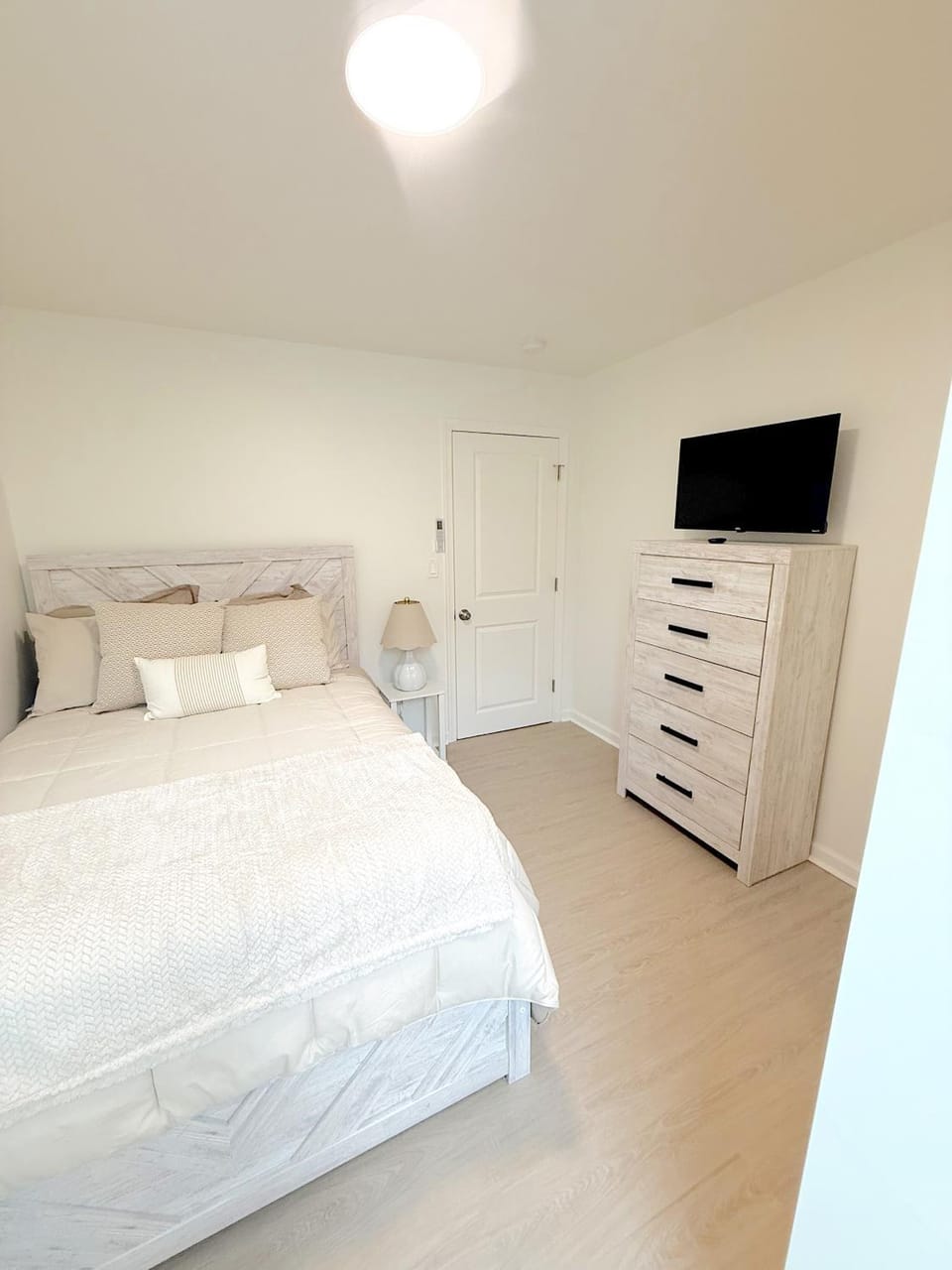 Bed, TV and multimedia, Photo of the whole room, Bedroom