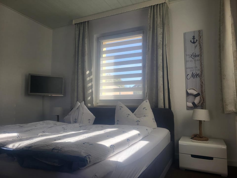 Bed, TV and multimedia, Bedroom
