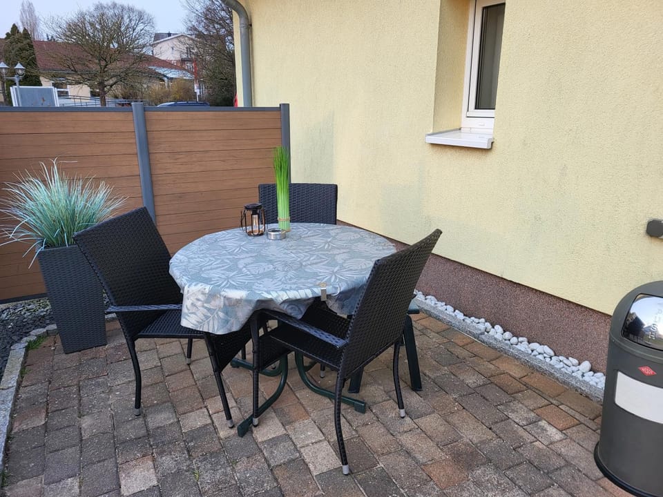 kleines feines Kühlungsborn, Studio mit Terrasse, Parkplatz & WLAN, 300m vom Strand entfernt Apartment in Kühlungsborn