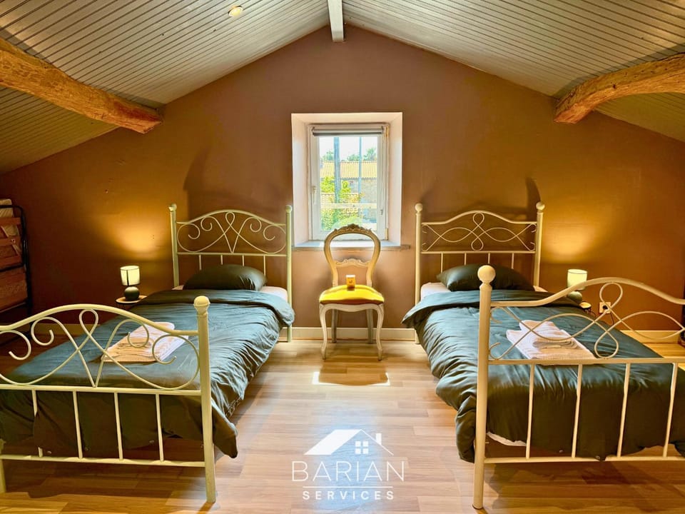 Bed, Photo of the whole room, Seating area, Bedroom