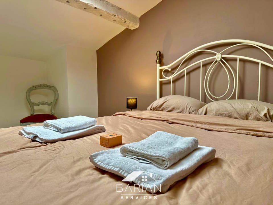 Bed, Photo of the whole room, Bedroom, towels