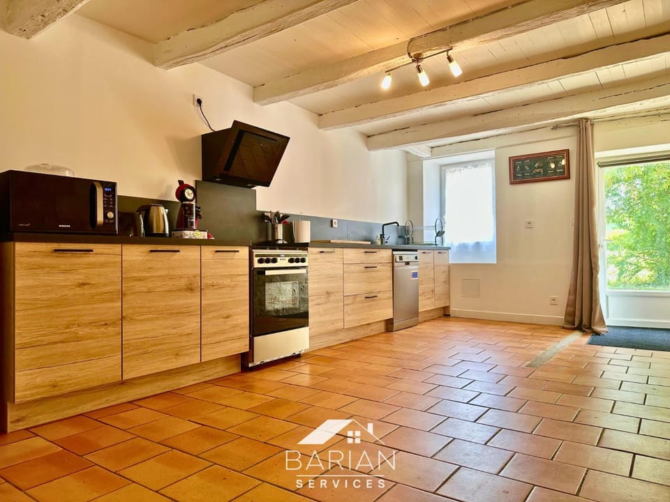 Kitchen or kitchenette, oven, stove