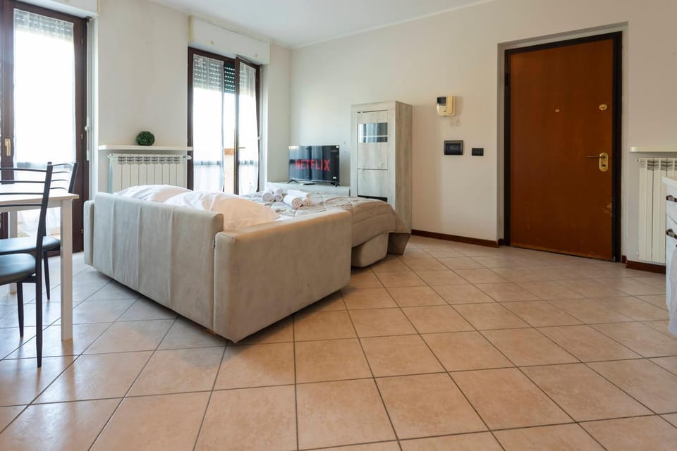 Bed, Living room, Photo of the whole room, Seating area, Bedroom, towels, wardrobe