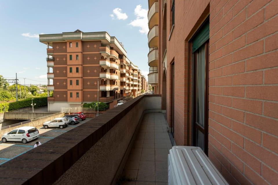 Property building, Day, Neighbourhood, Street view, Location, Parking