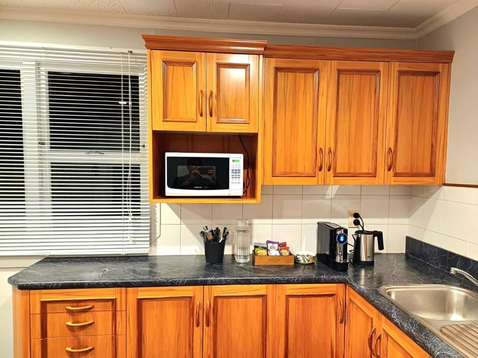 Coffee/tea facilities, Kitchen or kitchenette, Kitchen or kitchenette, oven, toaster, Internal: Not applicable to any particular room