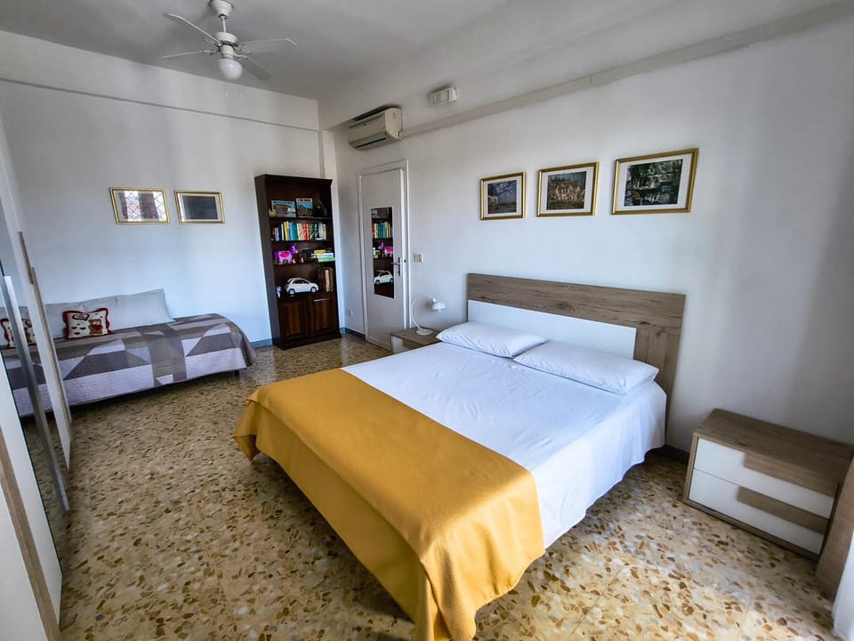Bedroom, air conditioner
