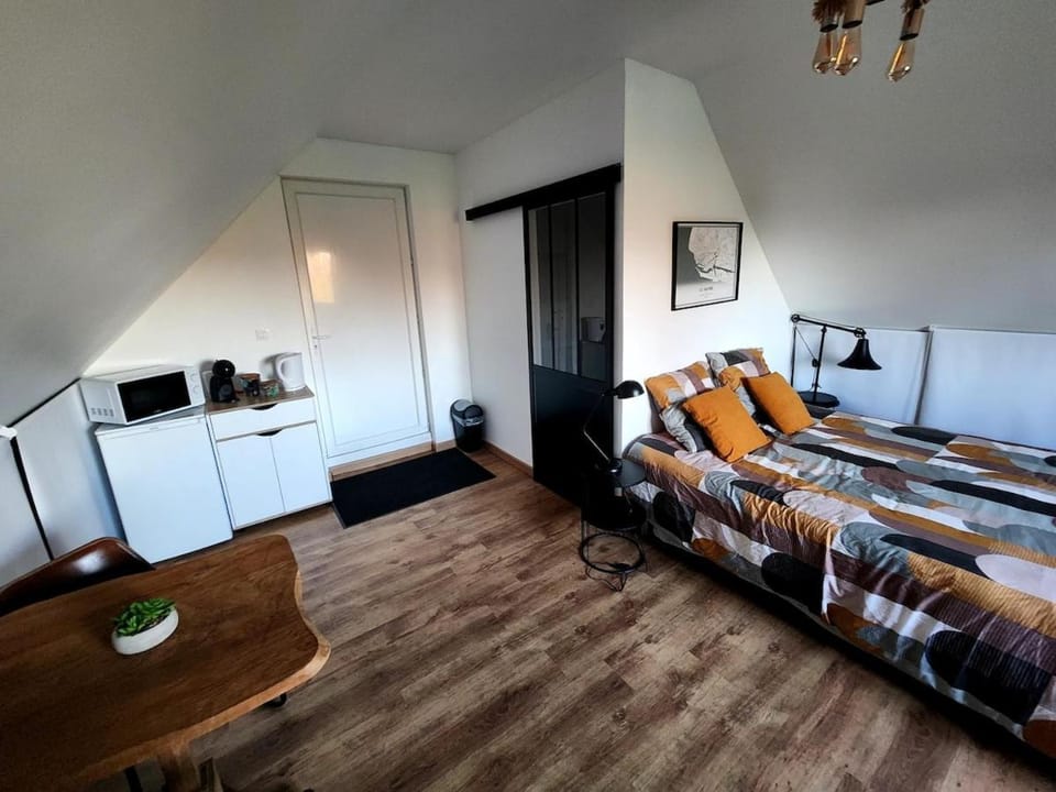 Photo of the whole room, Bedroom