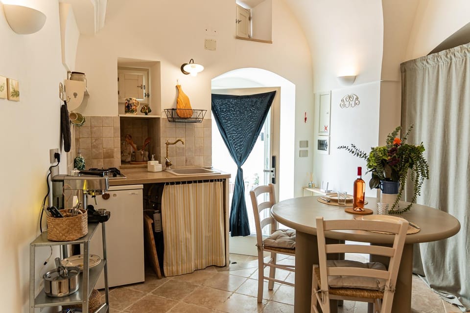 Kitchen or kitchenette, Living room, Seating area, Dining area, oven, stove
