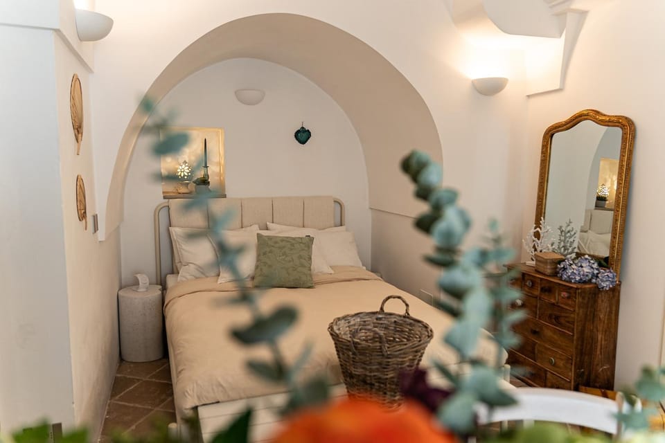 Bed, Living room, Photo of the whole room, Seating area, Bedroom