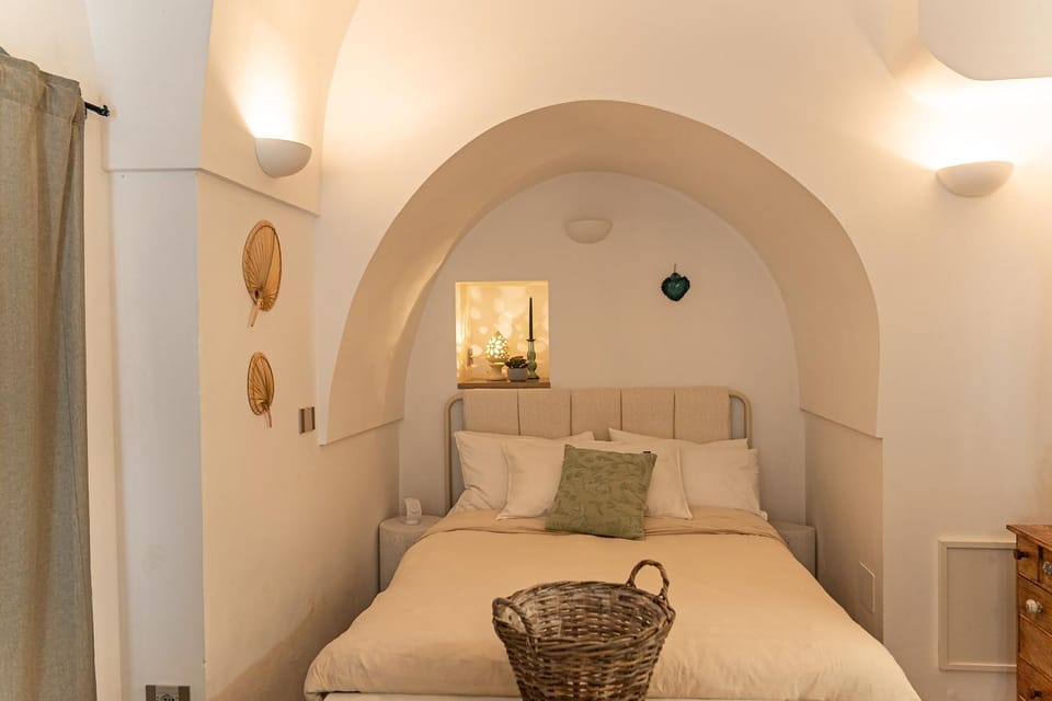 Bed, Photo of the whole room, Seating area