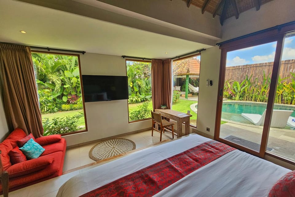 Bed, Day, Bedroom, Garden view, Pool view