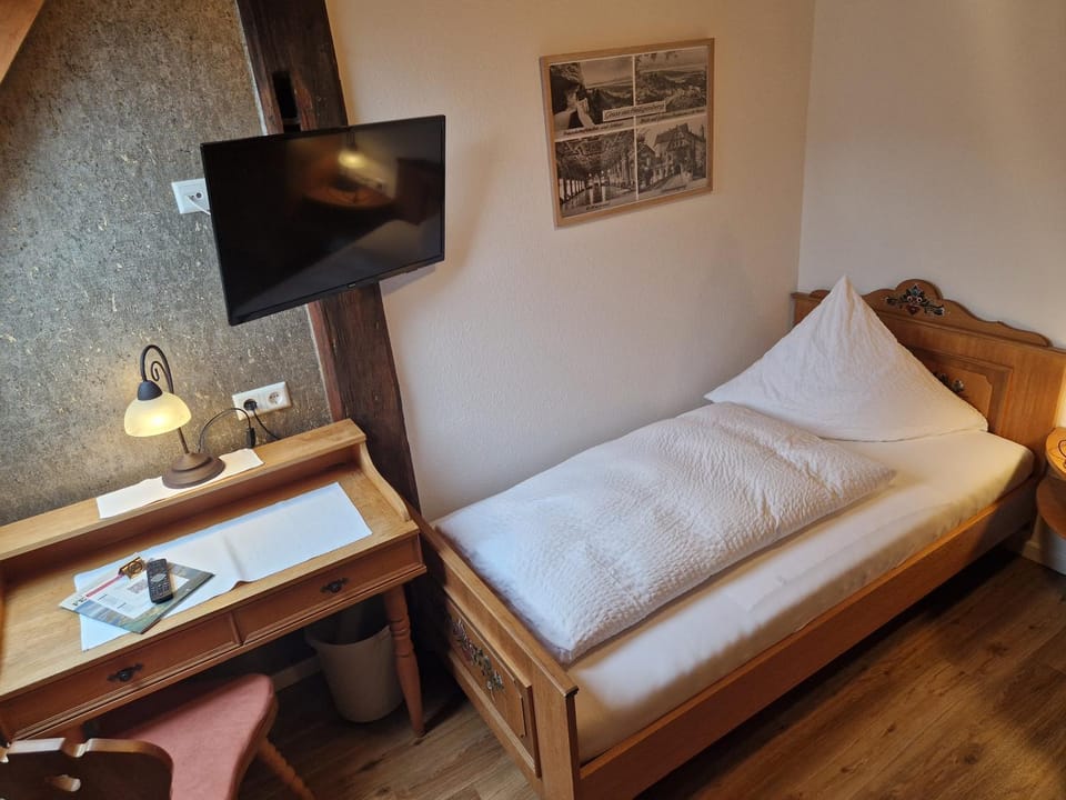 Bed, Photo of the whole room, Seating area, Bedroom