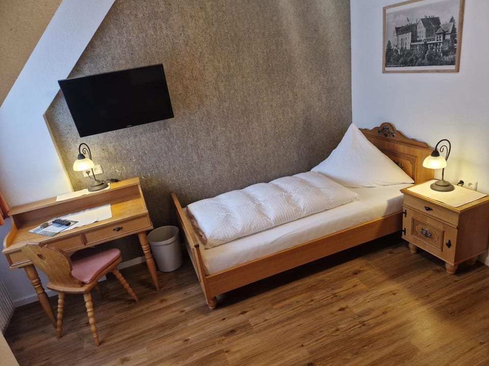 Bed, Photo of the whole room, Seating area, Bedroom, hair dresser