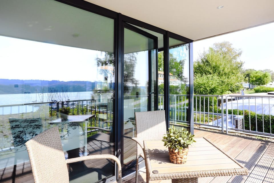 View (from property/room), Balcony/Terrace, Balcony/Terrace, Seating area, Lake view