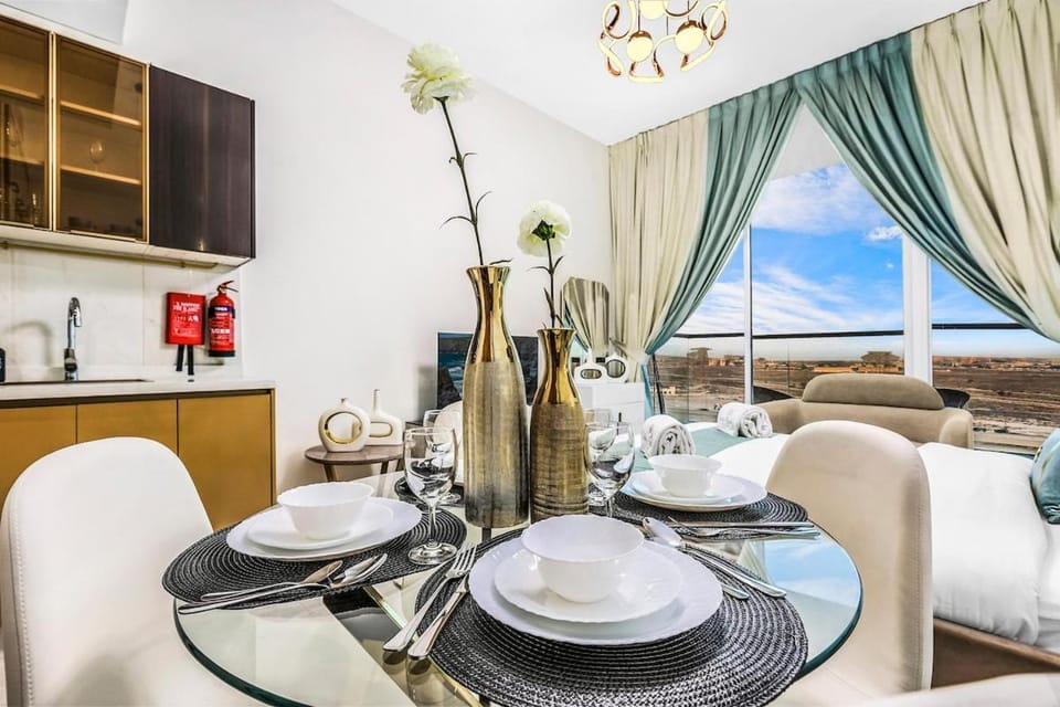 Dubai Studio Retreat Pool, Gym, Balcony & Queen Bed for Two Apartment in Dubai