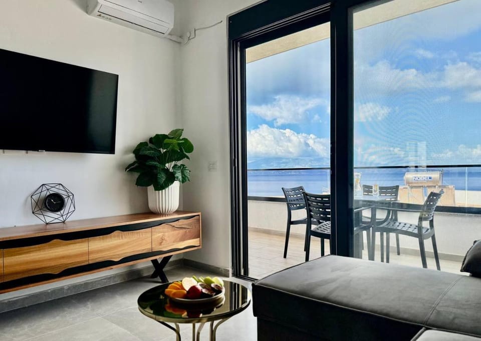 Natural landscape, TV and multimedia, View (from property/room), Balcony/Terrace, Living room, Seating area, Dining area, Evening entertainment, Sea view