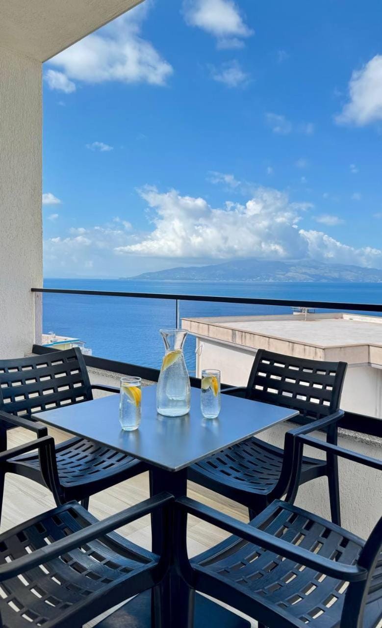 Day, Natural landscape, View (from property/room), Balcony/Terrace, Seating area, Dining area, Sea view, Drinks