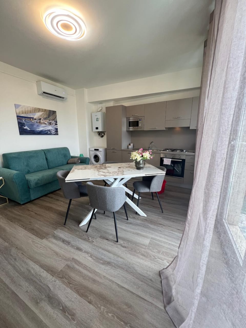 Kitchen or kitchenette, Living room, Seating area, Dining area