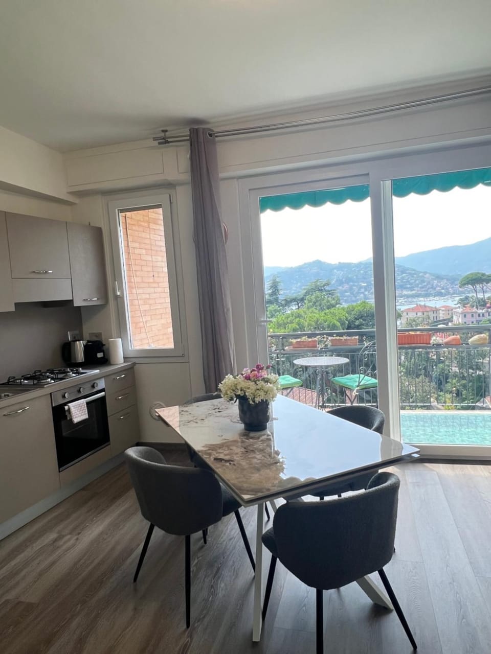 Natural landscape, View (from property/room), Balcony/Terrace, Kitchen or kitchenette, Dining area, oven, pet friendly, stove