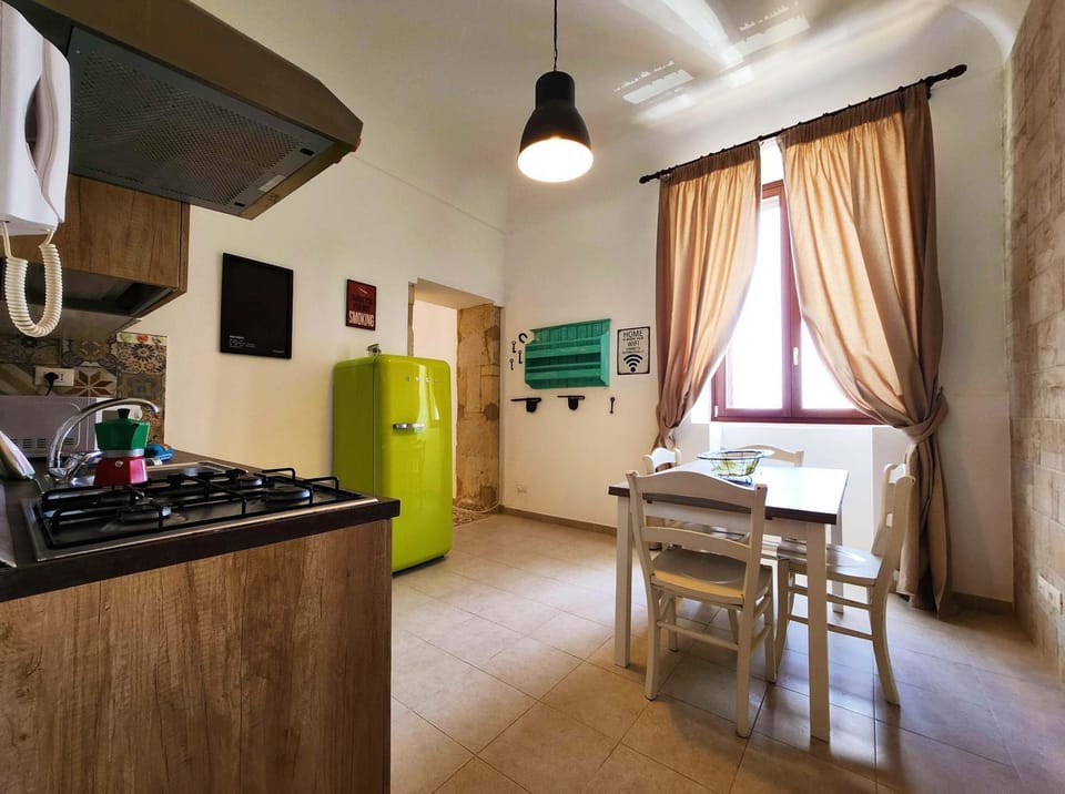 Kitchen or kitchenette, Dining area, stove