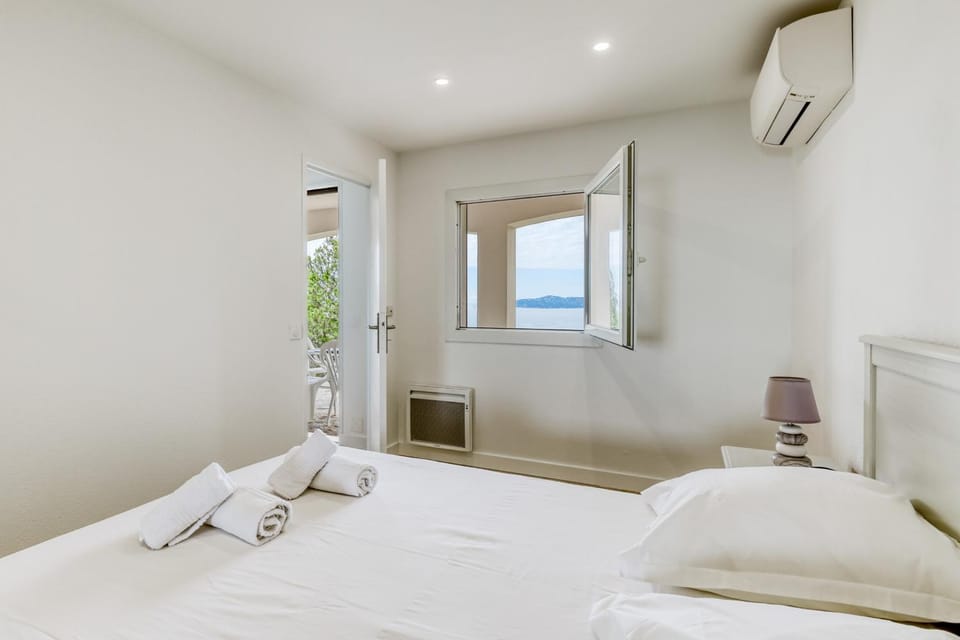 Bright apartment with terrace and sea view Le Lavandou Apartment in Le Lavandou