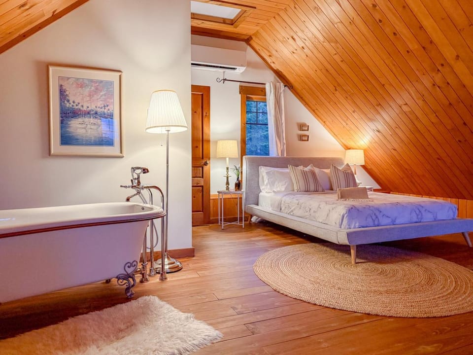 Le Saïra Spa, billiards, sauna, AC, St-Donat Chalet in Saint-Donat