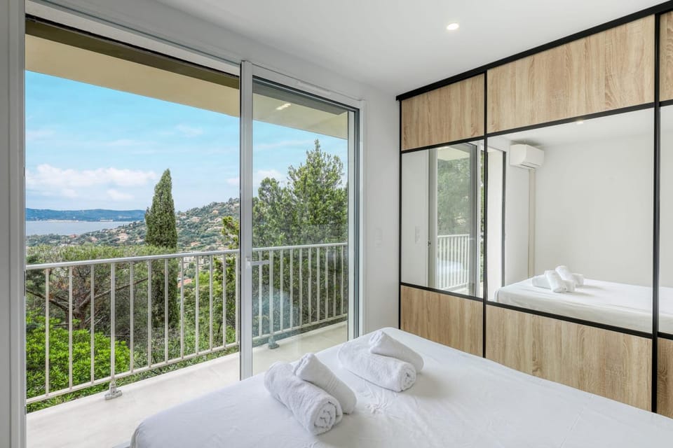 Renovated 1-bedroom apartment with sea view and large balcony Aiguebelle Apartment in Le Lavandou