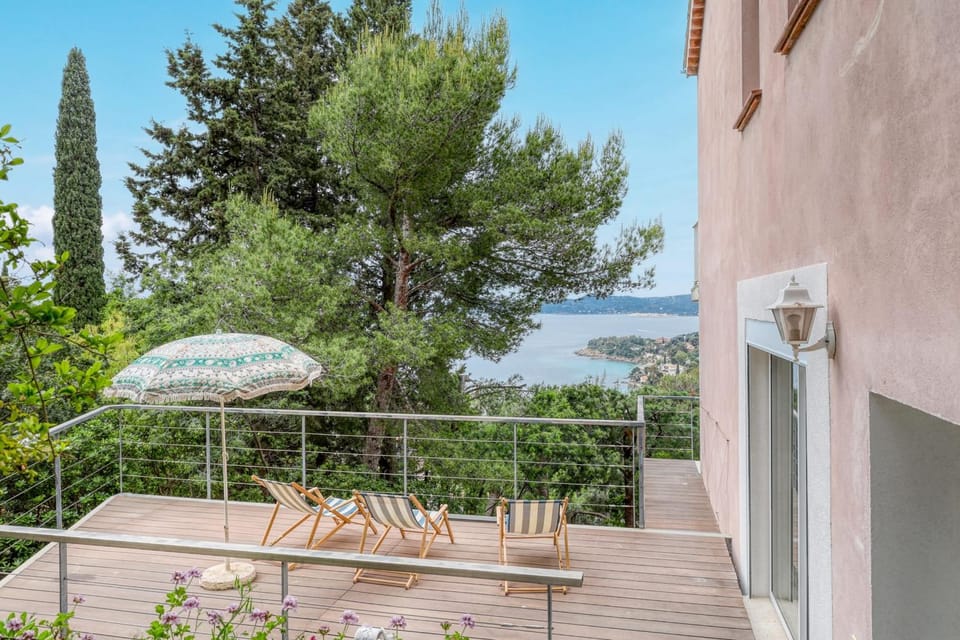 Renovated 1-bedroom apartment with sea view and large balcony Aiguebelle Apartment in Le Lavandou